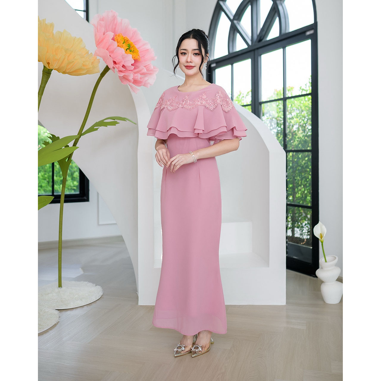 kudapy เดรสผ้าชีฟองตัวยาว งานชายหางปลาเล็กๆไม่บานมาก ดีไซน์คลุมไหล่ถึงสองชั้น แต่งลูกไม้รอบตัวเป็นงานลูกไม้คอร์ดแต่งเลื่อม