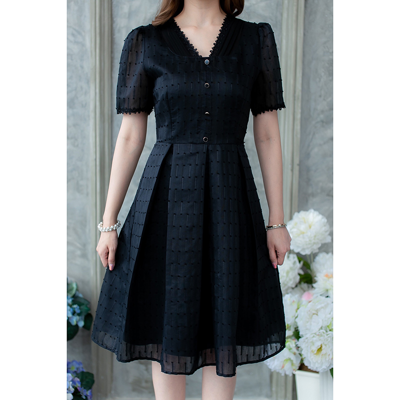 kudapy เดรสสั้นสีดำ ทรงสวยหรู แอบหวานนิดๆ เนื้อผ้าสวย ดีเทล ตีเกล็ดช่วงคอ แต่งด้วยลูกไม้ที่คอและปลายแขน แต่งกระดุมช่วงอก