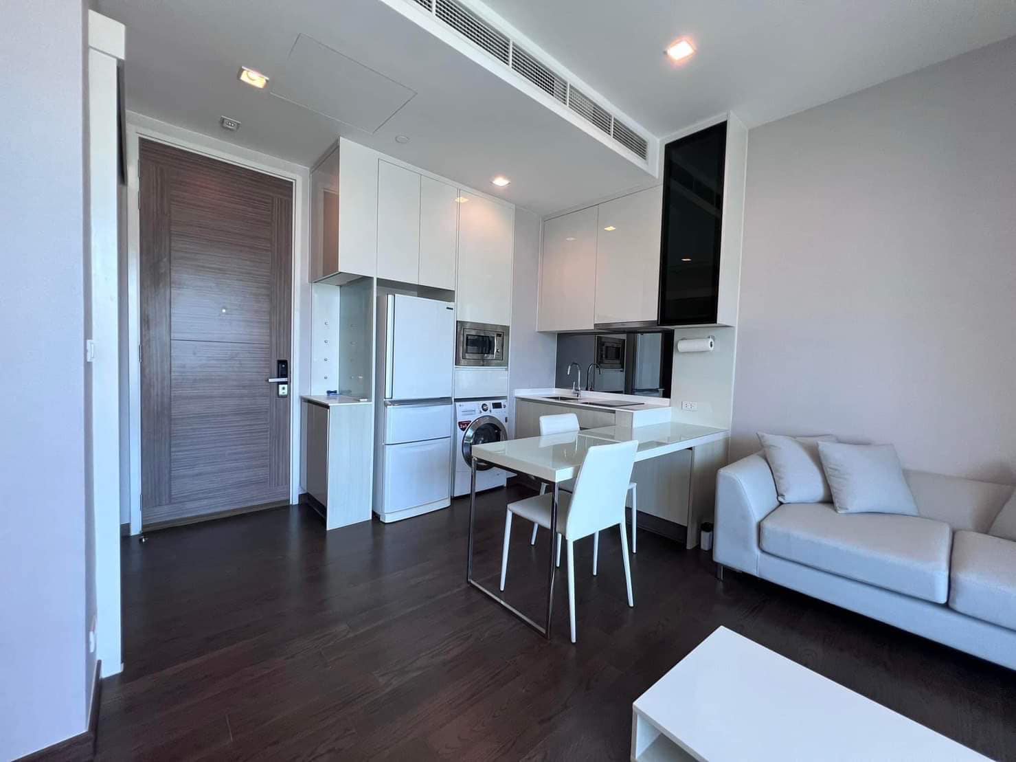 ให้เช่าคอนโด Q Asoke (คิว อโศก) - 1ห้องนอน ห้องใหญ่กว้างอยู่สบาย เฟอร์เครื่องใช้ไฟฟ้าครบ - การเดินทาง: ติดรถไฟฟ้า MRT เพชรบุรี / Airport link มักกะสัน