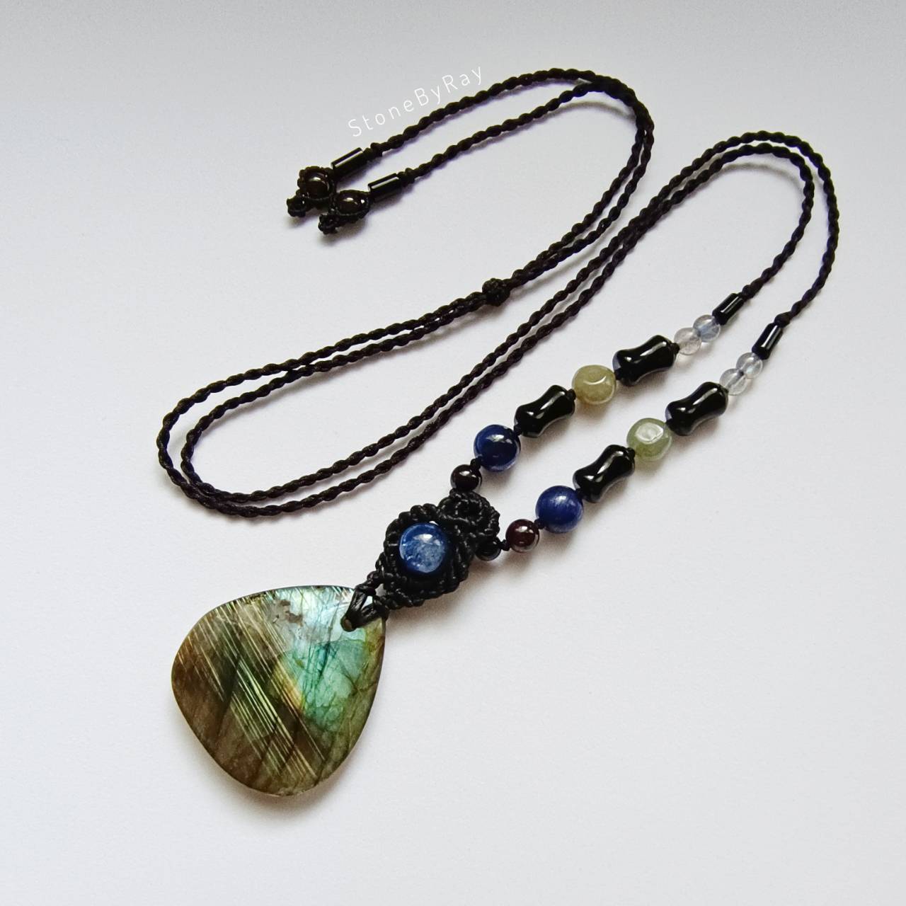 สร้อยคอเชือกถักจี้หินลาบราโดไลท์ Labradorite