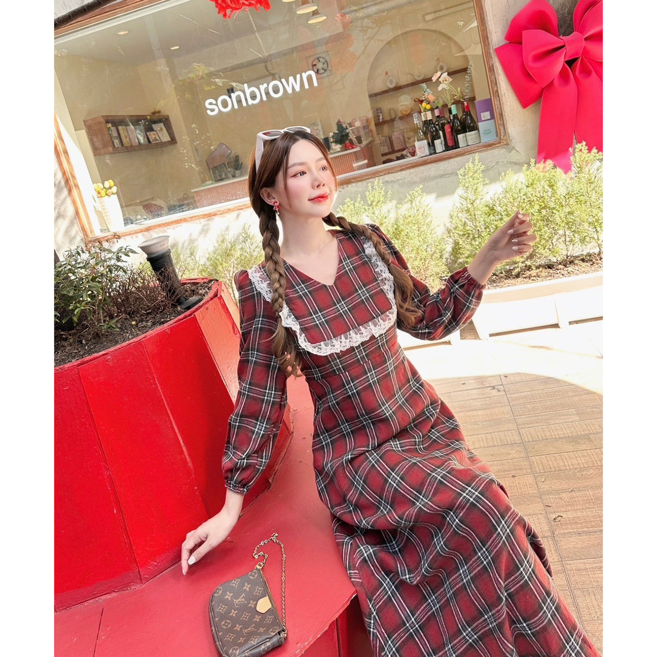 kudapy เดรสยาวลายสก๊อตสีแดงทรงคุณหนู แต่งระบายอย่างดี ตัวแขนเสื้อแขนพอง