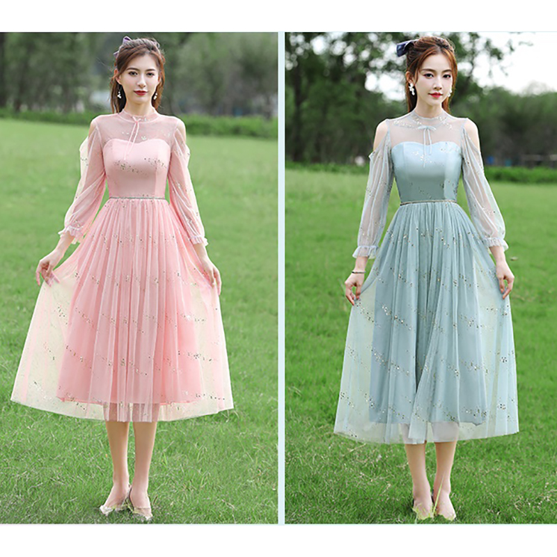 kudapy ชุดราตรีออกงานคลุมเข่า ติดเลื่อมวงกลมสีทองทั้งชุด ทรงปิดคอแขนยาวซีทรู เอวขาดด้วยเชือกถักสีทอง