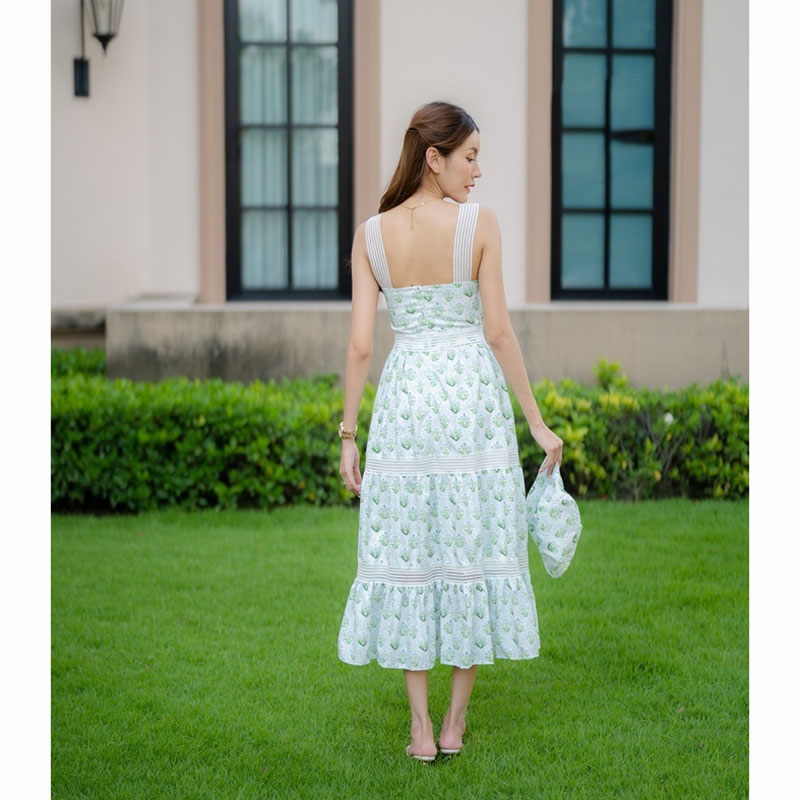 kudapy เดรสยาวสีขาว/สีฟ้า เดรสลายดอก+หมวก ลายดอกไม้สวยดูดี ใส่เที่ยวทะเล เบาสบายมากๆ