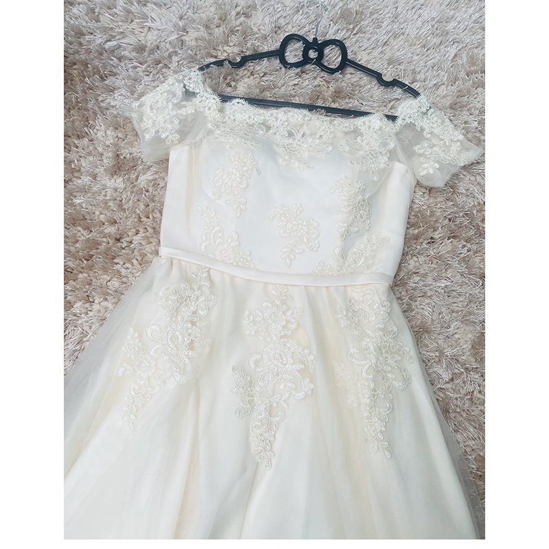 kudapy เดรสกระโปรงหน้าสั้นหลังยาวสีครีม ออกงานผ้าลูกไม้ปักสุดหรู ดีไซน์เปิดไหล่ ปิดต้นแขน