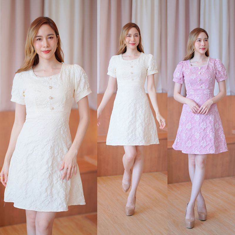 kudapy เดรสสั้นสีชมพู/สีครีม เดรสสั้นคอเหลี่ยมลายนูนแขนจั๊มแต่งกระดุม