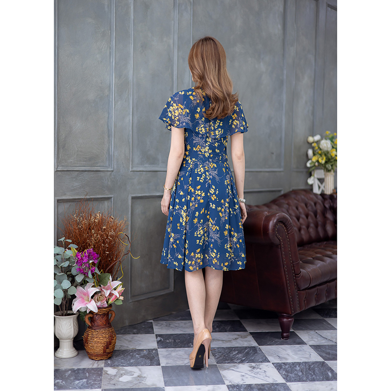 kudapy เดรสสั้นสีขาว/สีกรม ผ้าชีฟองลายดอกสวยสดใส เป็นแขนระบาย กระโปรงจับจีบ ช่วงอกมีดีเทลแต่งกระดุม สวยพริ้ว