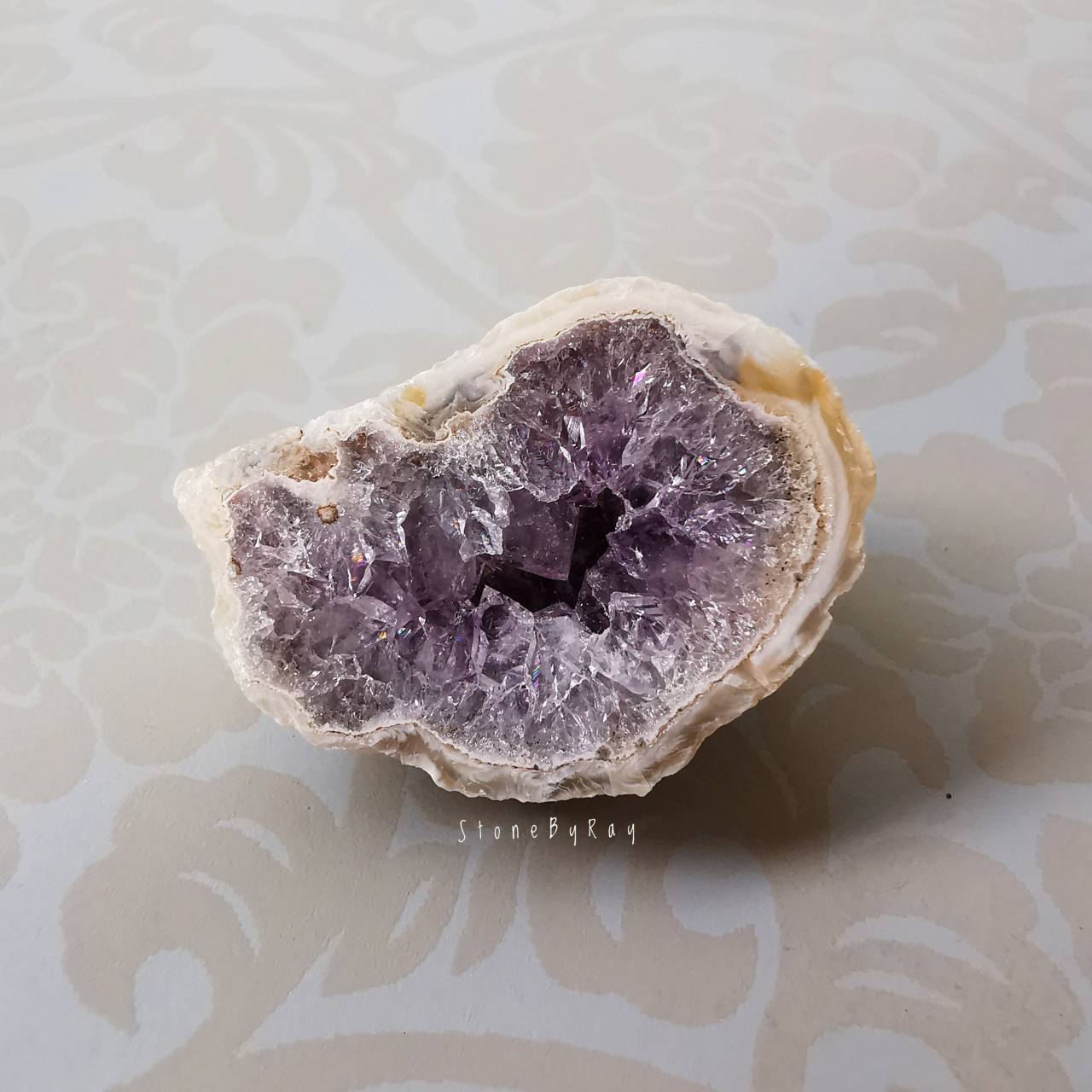 หินจีโอดอเมทิสต์ก้อนธรรมชาติ