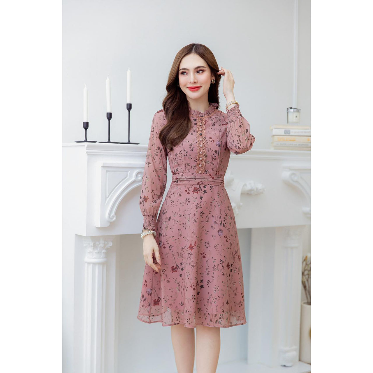 kudapy เดรสสั้นสีเหลือง/สีโทนกะปิ ชีฟอง ดีเทลคอจับจีบเล็ก ช่วงอกแต่งด้วยลูกไม้และกระดุม ตีเกล็ดรอบเอว ทรงสวย