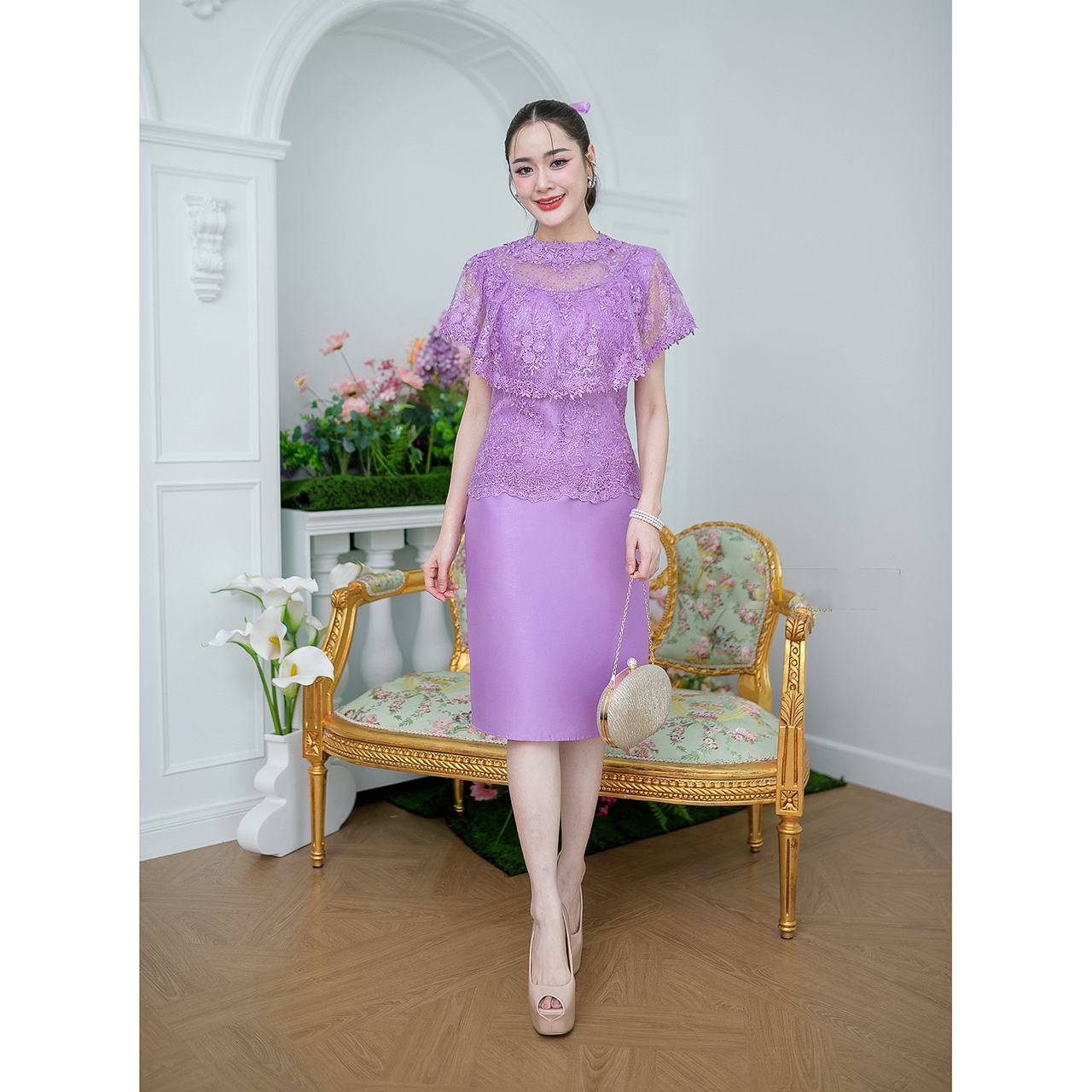 kudapy เดรสสั้นสีม่วง/สีฟ้า ด้านบนเป็นงานผ้าลูกไม้คลุมไหล่ระบายแต่งรอบคอด้วยลูกไม้สวยหรู กระโปรงเป็นงานผ้าไหมญี่ปุ่น