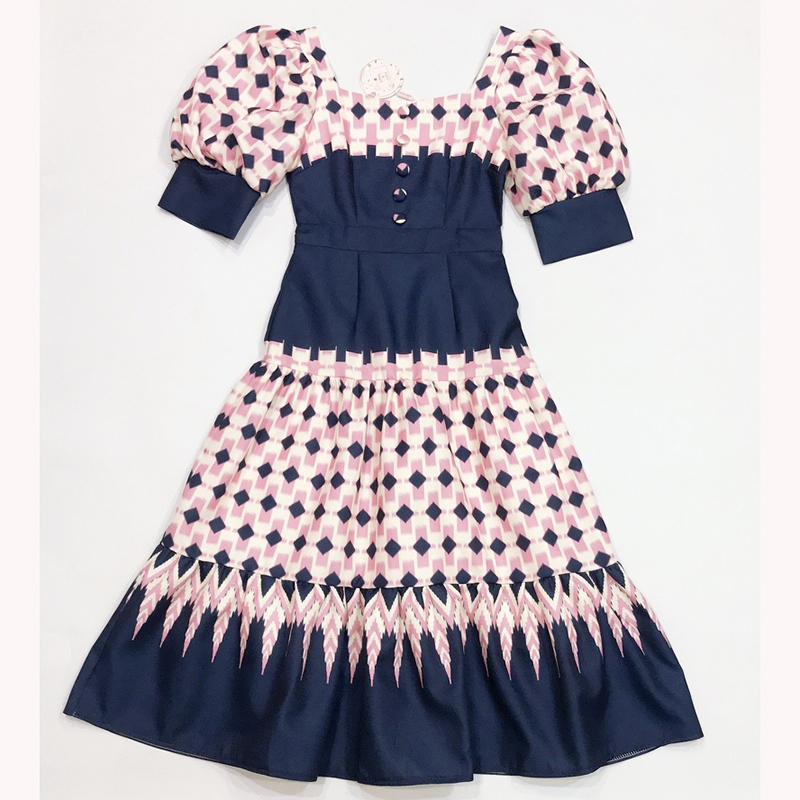 kudapy เดรสยาวสีกรม/สีชมพู คอเหลี่ยมกระดุมหน้าชายระบายลายไทย