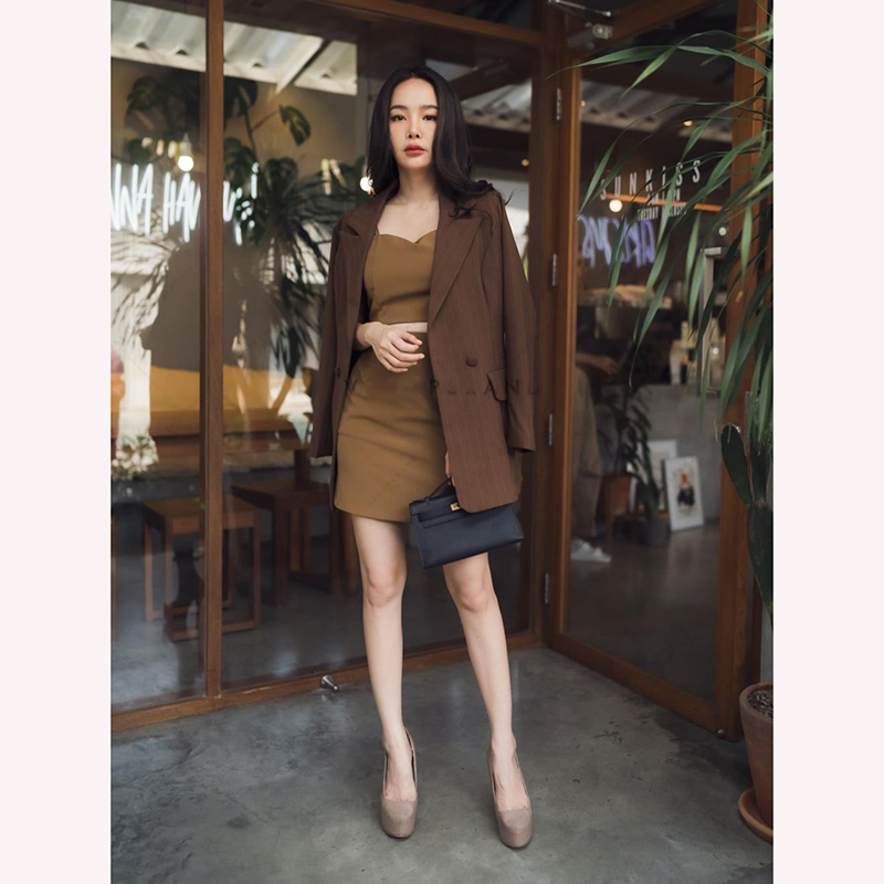 kudapy เซตสูทลายริ้วสีกรม/สีน้ำตาล มาคู่กับสายเดี่ยว พร้อมกระโปรงผ้าเรียบ งานสวย