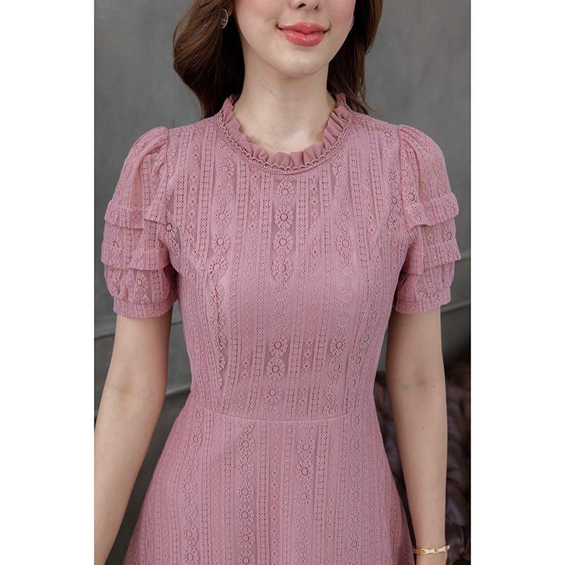 kudapy เดรสสั้นสีชมพู/สีขาว ลูกไม้ เป็นทรงเรียบๆ แต่มีดีเทลสวยเก๋ ช่วงแขนและคอ ช่วงคอใช้ชีฟองจับจับซ้อนลูกไม้ ช่วงแขนพองกำลังดีตีเกล็ดสองชั้น