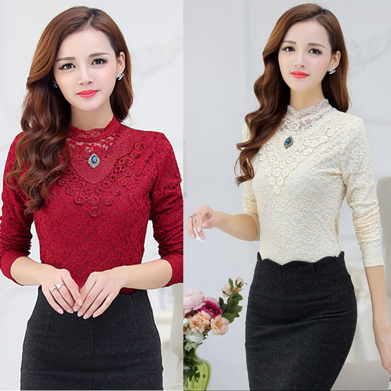kudapy เสื้อลูกไม้สีแดง สีขาว ไสตล์เกาหลี ทรงเข้ารูปคอตั้งแต่งลูกไม้และคริสตัลช่วงหน้าอก งานลูกไม้ทั้งตัวมีซับใน