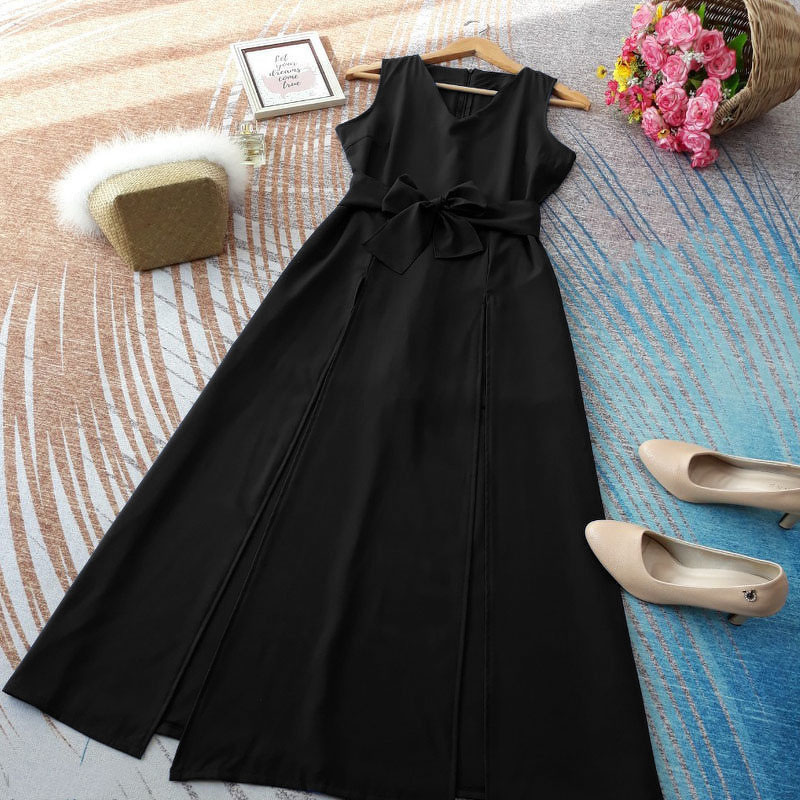 kudapy จั๊มสูทขาสั้นสีแดง ขาว ครีม กรม น้ำตาล ดำ คอวีแขนกุด ดีเทลแต่งผ่ายาวผ่าด้านหน้า ขาสั้นด้านใน มีซิปซ่อนด้านหลัง มีเชือกแยกสำหรับผูกเอว 1 เส้น