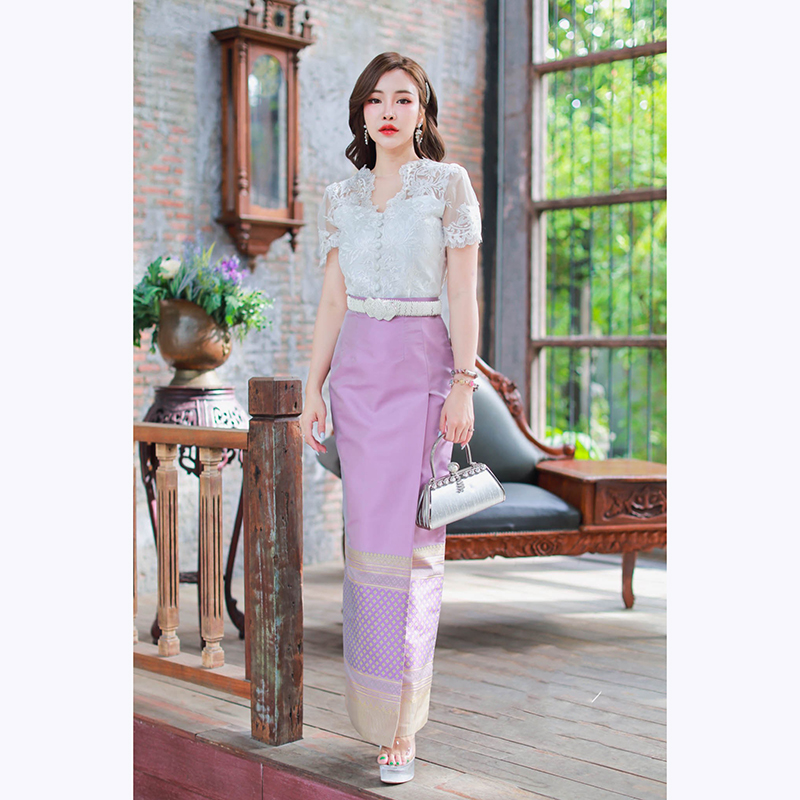 kudapy ชุดเซทเสื้อลูกไม้คอวี ทรงสวยเข้ารูปซับในด้วยผ้าไหมอิตาลีอัดกาว ์ผ้าถุงไหมแพรทิพย์ทอเครื่องลายการบิน สำเร็จรูป ซิปหลัง