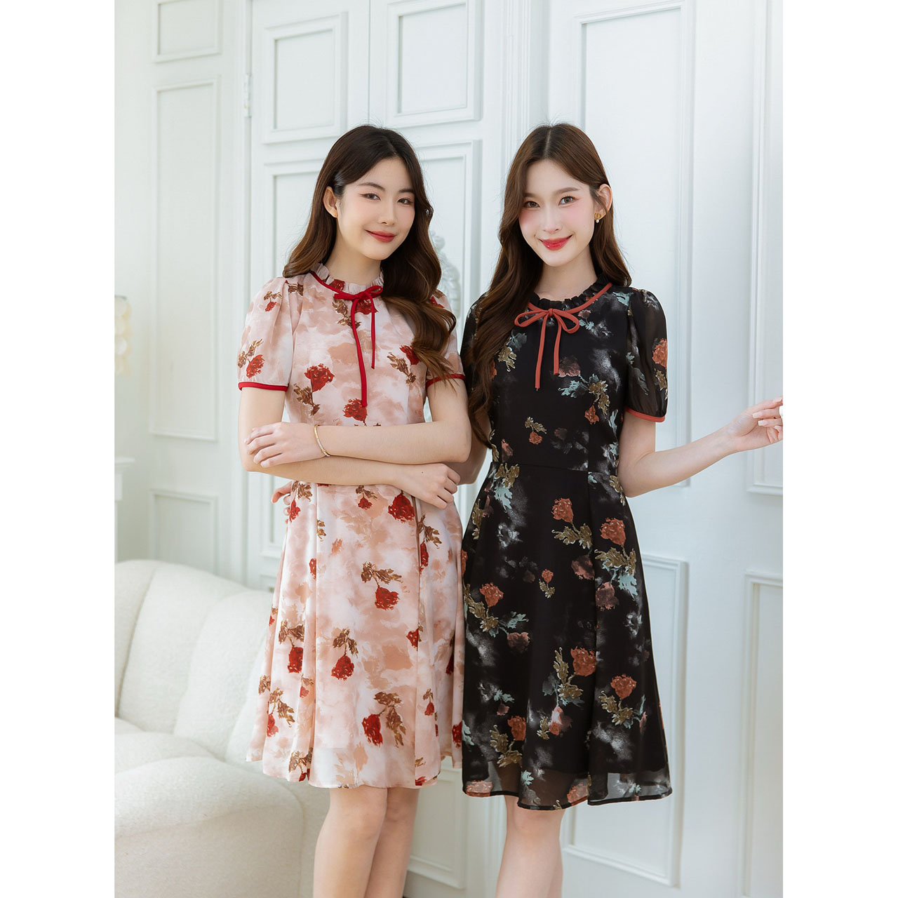 kudapy เดรสสั้นสีดำ/โทนดอกสีแดง ผ้าชีฟอง ดีเทลจับจีบช่วงคอแต่งโบว์สีตัดกับผ้าสวย กุ้นด้วยขอบแขน สวยลงตัว ใส่สบาย
