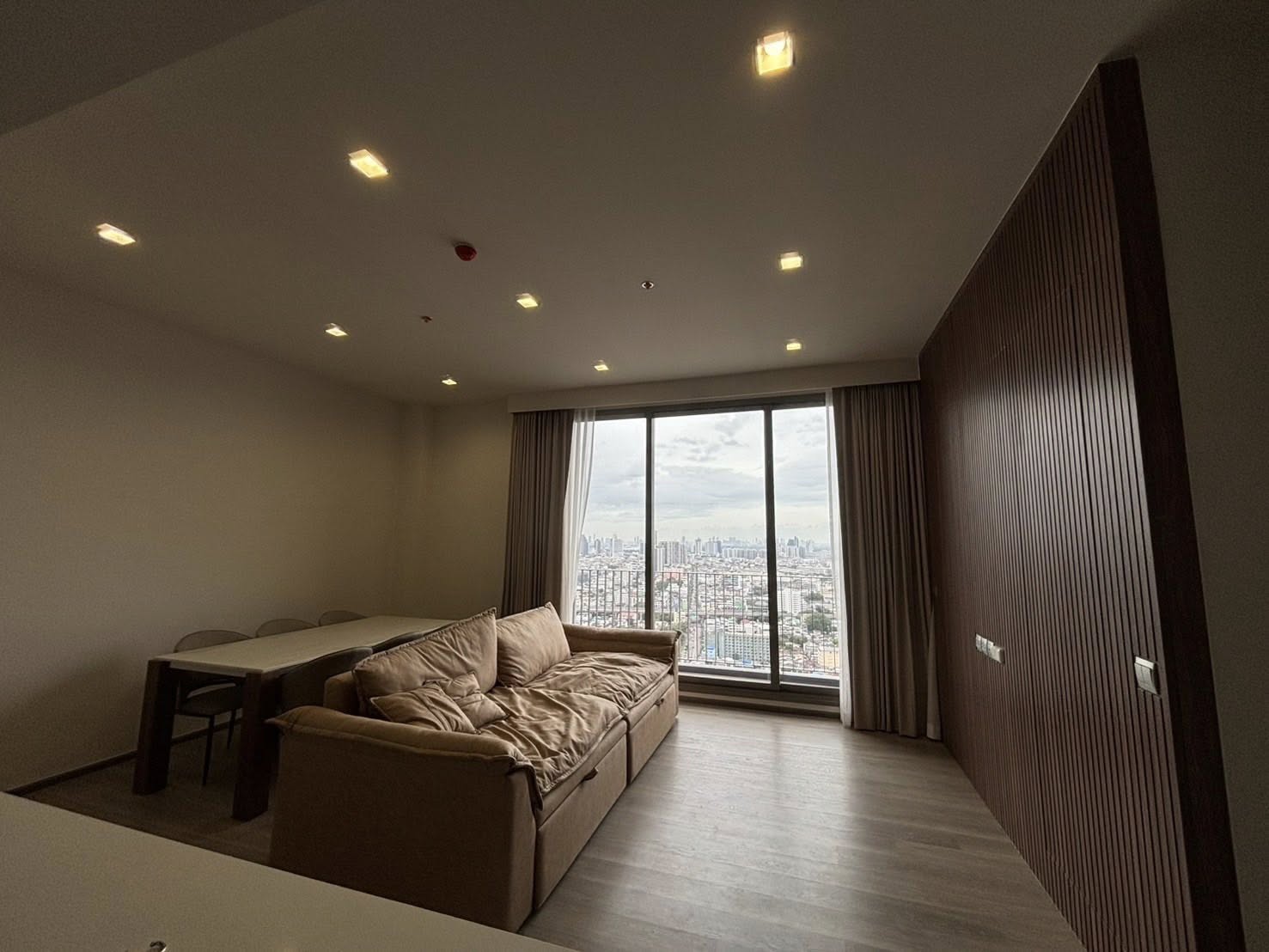 ให้เช่าคอนโด RHYTHM Charoenkrung Pavillion (ริธึ่ม เจริญกรุง พาวิลเลี่ยน) High Rise โซนพื้นที่ BTSสะพานตากสิน ห้องแบบ 3ห้องนอน 3ห้องน้ำ ขนาดห้อง 97 ตรม. ชั้น 33