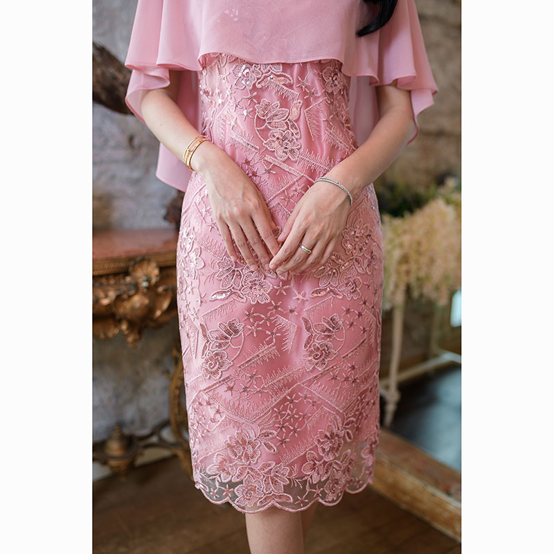 kudapy เดรสสั้นสีชมพู/สีฟ้า ผ้าลูกไม้ปักเลื่อมผ้าลายสวยลูกไม้ปักลายอย่างดี ดีไซน์ชุดเก๋มากๆ เป็นคลุมไหล่ด้านหลังยาวถึงเอว