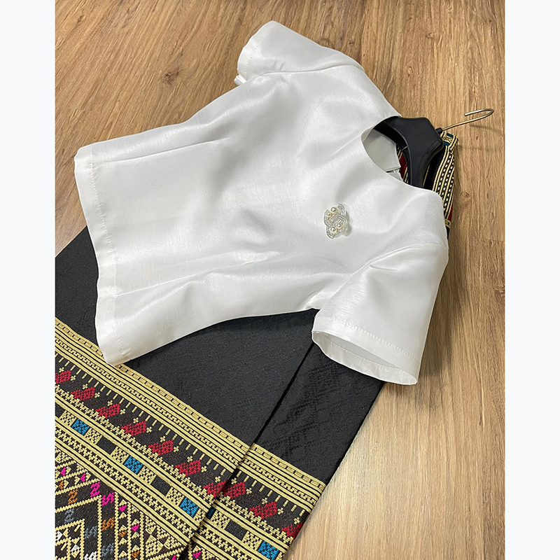 kudapy เซทเสื้อคอกลมแขนสั้นสีขาวมุข+ผ้าทอลายสีดำ งานผ้าไหมญี่ปุ่นอัดกาว ผ้าถุงสำเร็จรูป เกรดพรีเมี่ยมอัดกาว ซิปหลัง