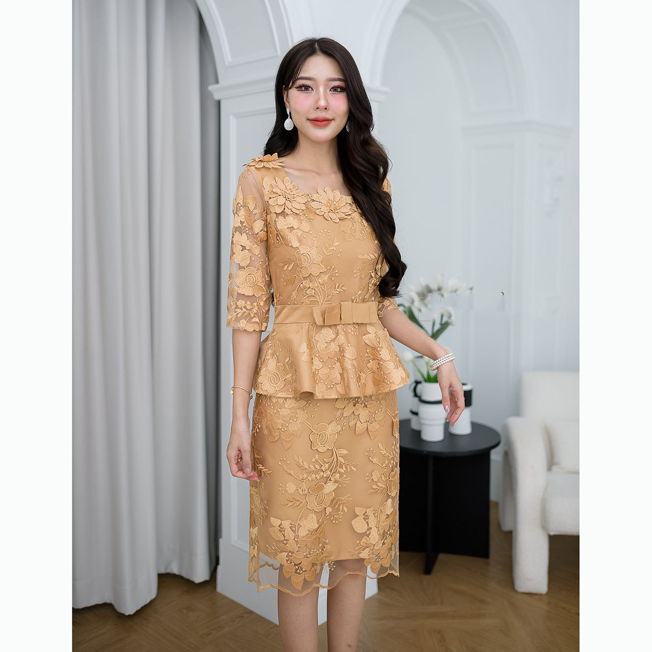 kudapy เดรสสั้นสีชมพูกลีบบัวอ่อน/สีเหลืองทองสีฟ้า คอเหลี่ยมที่แต่งดอกไม้รอบคอสวยสะดุดตา ช่วงเอวแต่งระบายติดเข็มเขัดโบว์ เป็นงานเย็บติดกับชุด