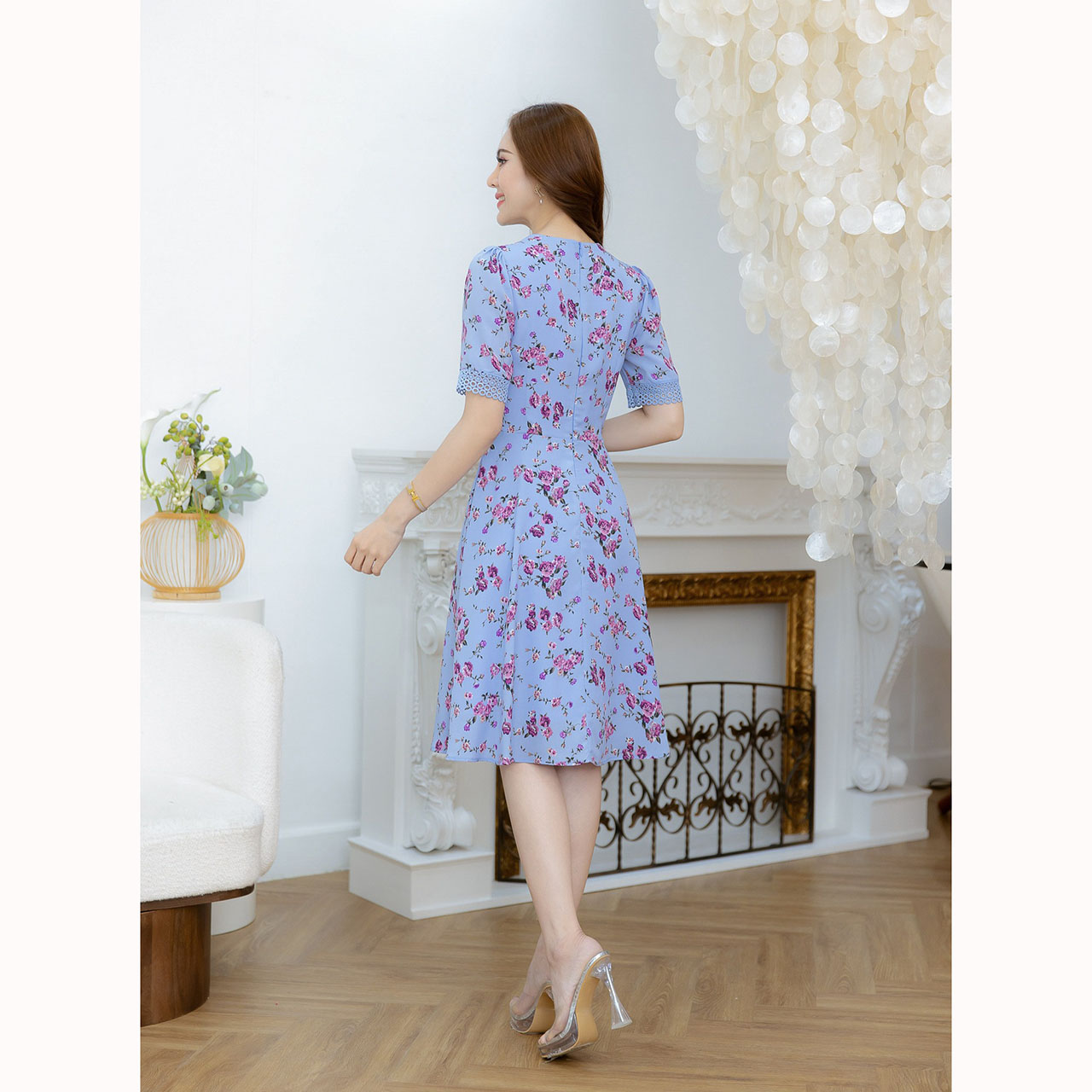 kudapy เดรสสั้นสีฟ้า/สีดำ ผ้าลายดอกสวยพริ้ว เนื้อผ้าคล้ายชีฟองแต่ทึบแสง ดีเทลแต่งลูกไม้ช่วงคอและรอบแขน ช่วงอกแต่งกระดุม