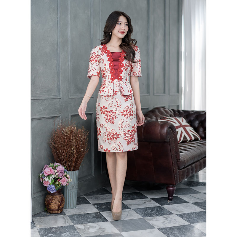 kudapy เดรสสั้นสีแดง ชุดตรุษจีนลายกุหลาบผ้าทอลายดอกไม้นูน คอเหลี่ยมแขนสั้น งานสวยผสมดิ้นทอง ซับใน ซิบหลัง