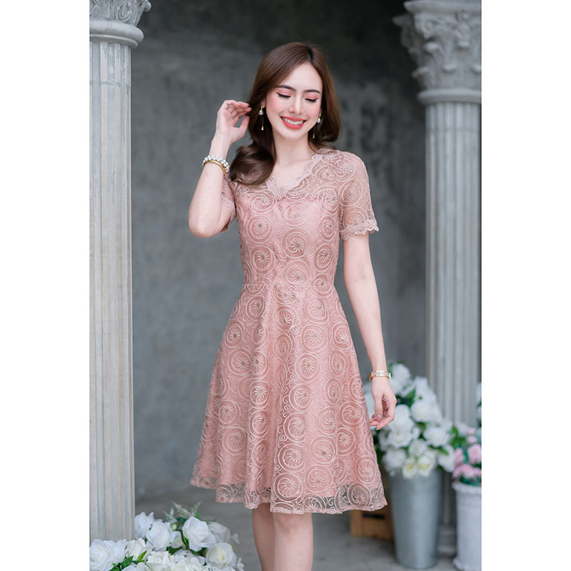 kudapy เดรสสีชมพูนู้ดเข้ม/สีฟ้า ผ้าลูกไม้ปักเลื่อม ผ้าสวยมาก ตัวปักเลื่อมจะปักเป็นสีเดียวกับสีผ้า ดีเทลแต่งลูกไม้ช่วงคอวี และรอบแขน ทรงสวยเรียบๆ