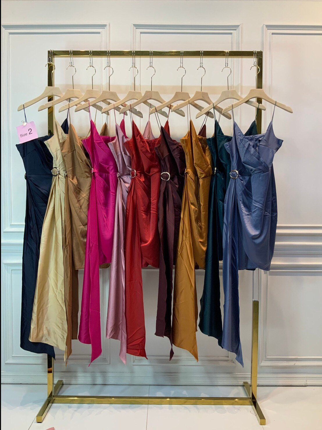 kudapy ชุดเดรสสั้นออกงาน สายเดี่ยวแต่งดีเทลข้าง ทรงสอบ สายเดี่ยวแต่งเหล็กผ้าเครปซาติน