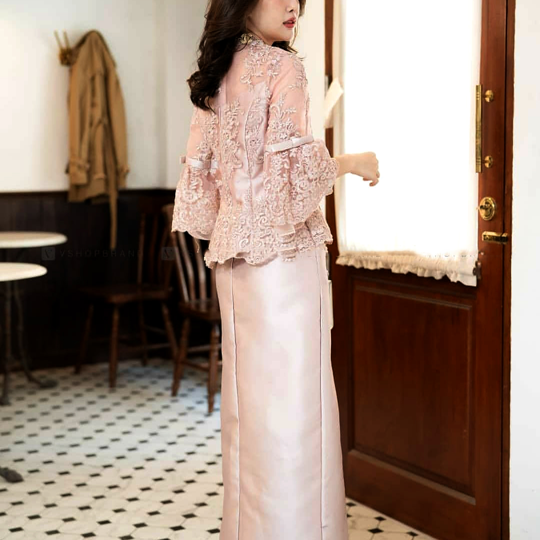 kudapy ชุดไทยประยุกต์สีทอง ผ้าลูกไม้ฝรั่งเศสปักดิ้นทอง เล่นไฟดีมากคะ ดีเทลสวยตามแบบเลยค่ะ