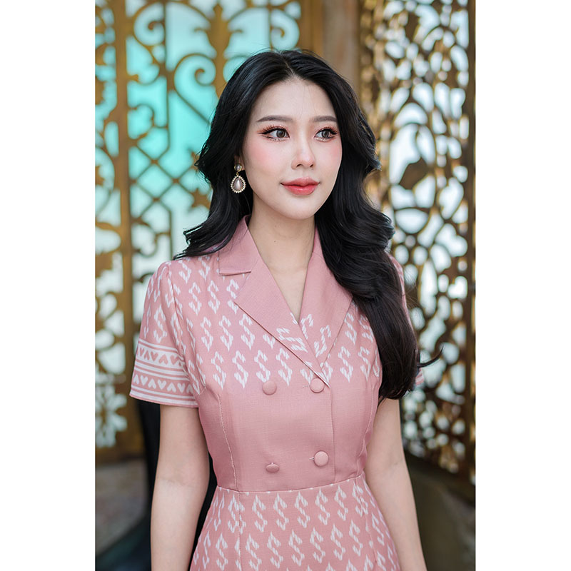kudapy เดรสสีชมพู/สีฟ้าคราม ผ้าพิมพ์ลายขอ ดีไซน์คอปก แต่งกระดุมด้านหน้าแบบเสื้อสูท