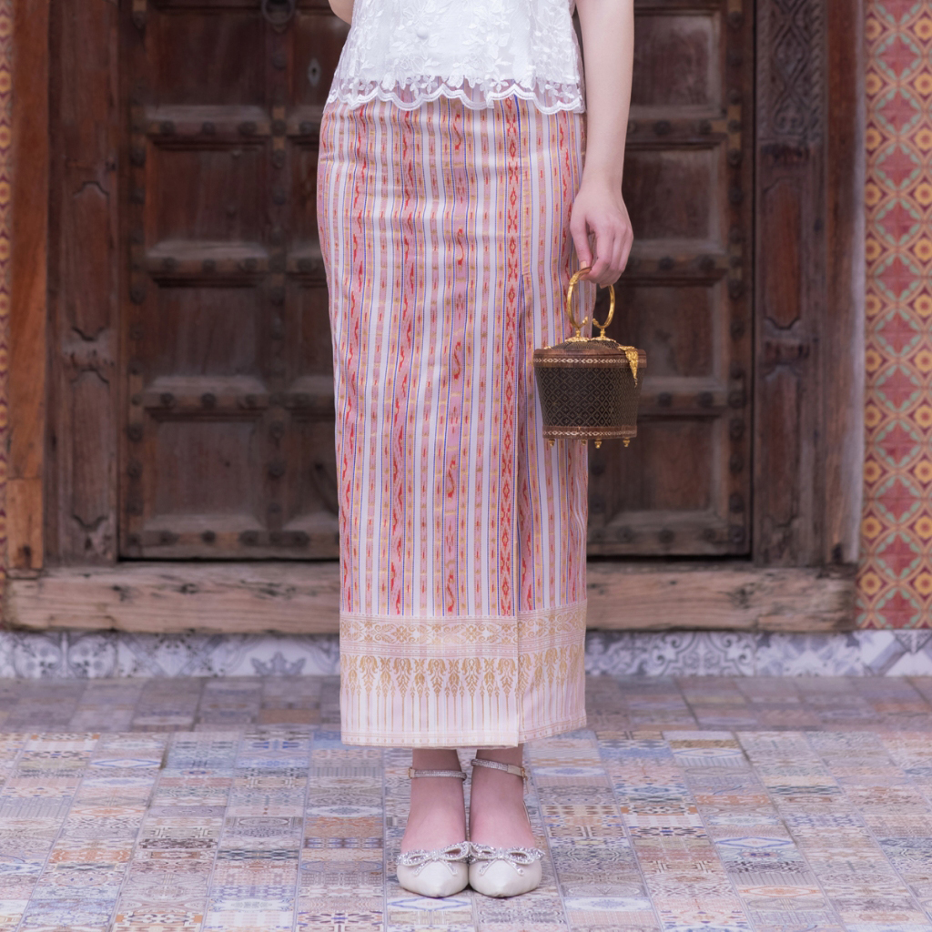 kudapy ชุดออกงาน ไปวัดทำบุญ สีขาว เสื้อผ้าลูกไม้ปักทอ กระโปรงผ้าไหมแพรทิพย์ ทรงจีบหน้า