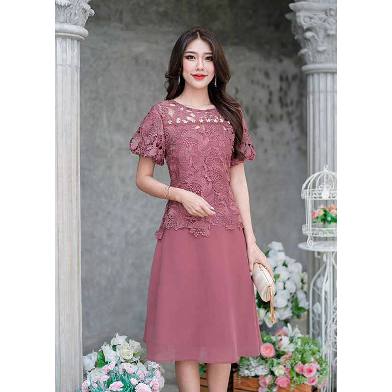 kudapy เดรสสั้นสีน้ำตาลแดง/สีชมพูกลีบบัว ลูกไม้ผ้าสวย ตัวนี้ดีไซน์เก๋คะ เป็นเดรสชีฟองคลุมเสื้อลูกไม้ ทรงแขนสั้นแต่ปลายแขนเย็บจั้มด้านใน