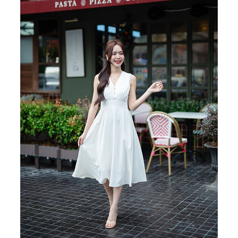 kudapy เดรสสั้นสีสีชมพูกลีบบัว/สีเขียว/สีส้มอิฐ/สีขาว/สีครีม มิดี้ ช่วงอกตีเกล็ด ติดกระดุมปั๊มเรียง 3 เม็ด คอวี ช่วงเอวทำขอบสูงเผื่อให้ดูมี shape ต่อด้วยกระโปรงทรงทวิสข้าง