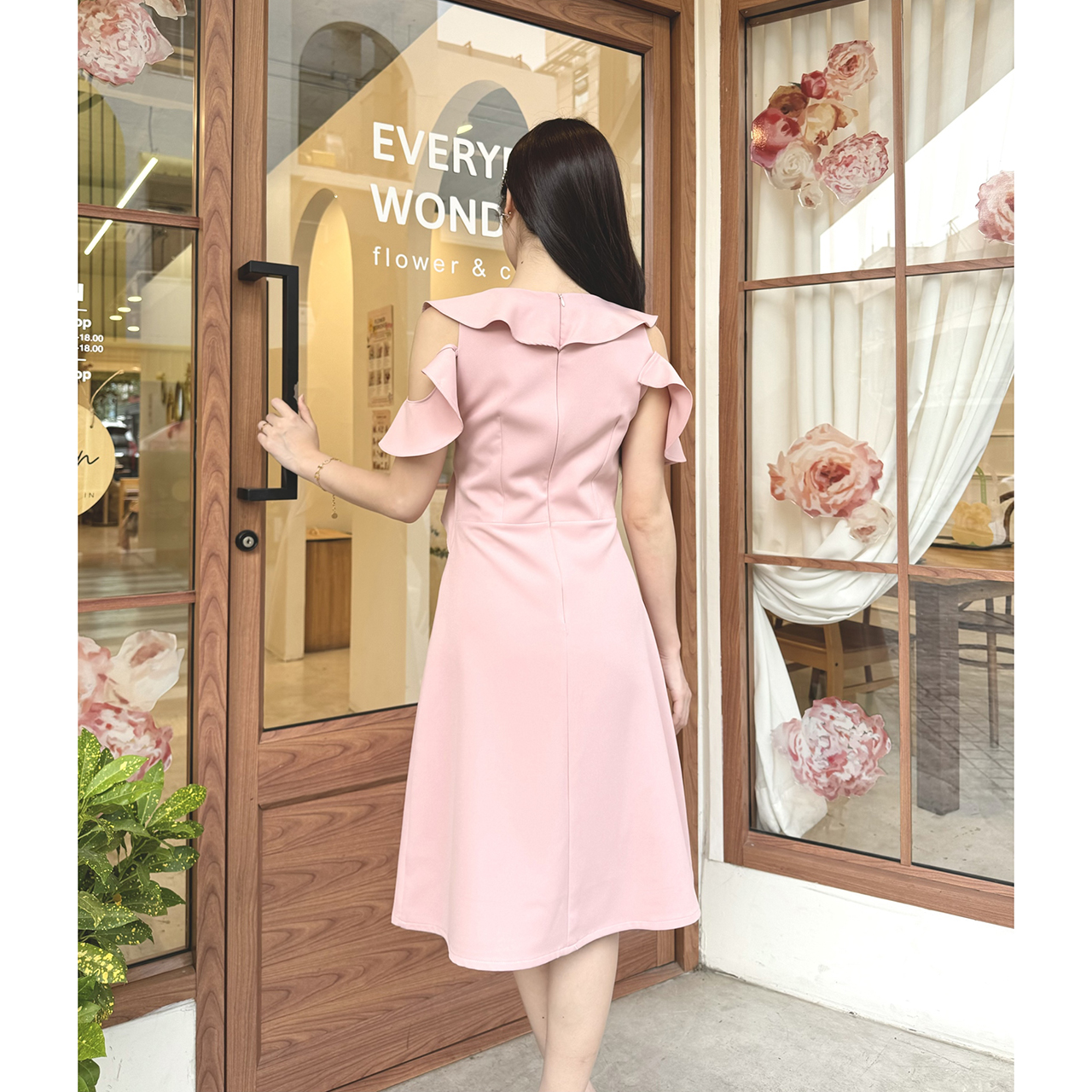 kudapy เดรสสั้นสีเขียวมัทฉะ/สีสีครีม/สีกรม/สีชมพู ทรงเว้าไหล่ เพิ่มความ feminine ด้วยการแต่งระบาย ด้านหน้า และที่แขน ต่อด้วยกระโปรงทรงเอความยาวคลุมเข่า