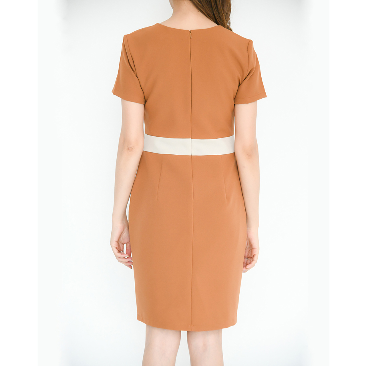 kudapy ฌดรสแขนสั้นคอวี ดีไซน์ทูโทนตัดต่อคาดเอว เข้ารูป ทรงสอบ เนื้อผ้าอยู่ทรง เก็บทรงหุ่นเป๊ะผอมเพรียว