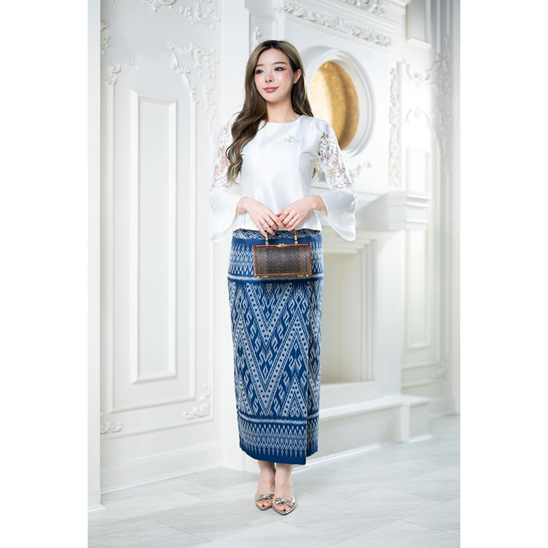 kudapy ชุดเซ็ทเสื้อสีขาวแขนยาวลายลูกไม้ตรงแขน ลูกไม้ฝรั่งเศส +ผ้าถุงสีน้ำเงินลายไทย ใส่ออกงาน สวยดูดี