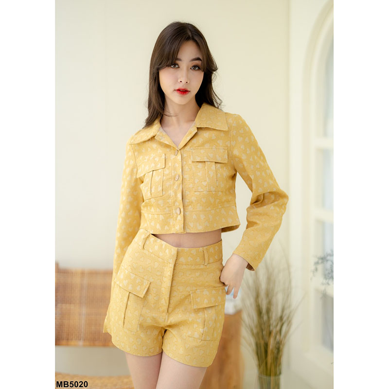 kudapy ชุดเซ็ท 2 ชิ้นสีเหลือง/สีเขียว เสื้อแขนยาวลายหัวใจ ใส่คู่กับกางเกงขาสั้นทำให้ดูขาเรียว สีโทนละมุนดีต่อใจ เหมาะกับการใส่ไปคาเฟ่แบบชิคๆ