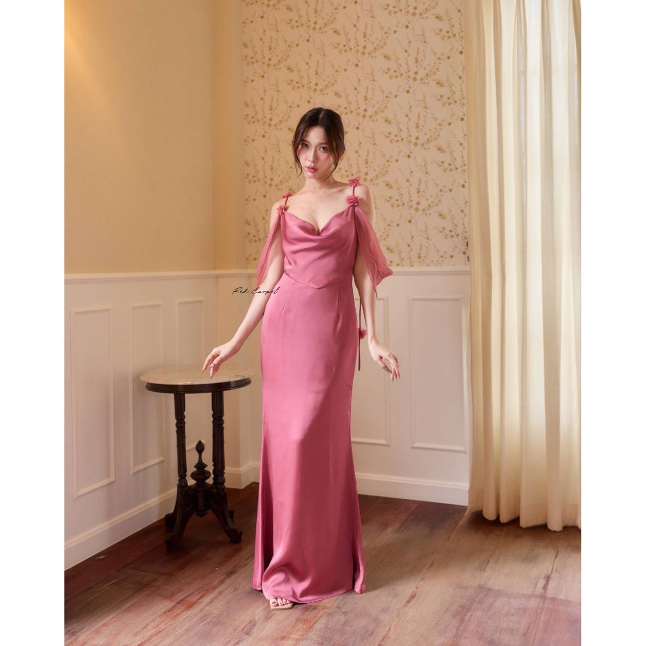 kudapy เดรสซาตินคอถ่วงเสริมหุ่นให้ดูเพรียวสวย เสน่ห์แห่งความอ่อนหวานที่ถูกถ่ายทอดผ่านซิลูเอตต์พลิ้วไหว ดีเทลโชว์ไหล่และสายผ้าบางเบาให้ลุคที่หรูหรา