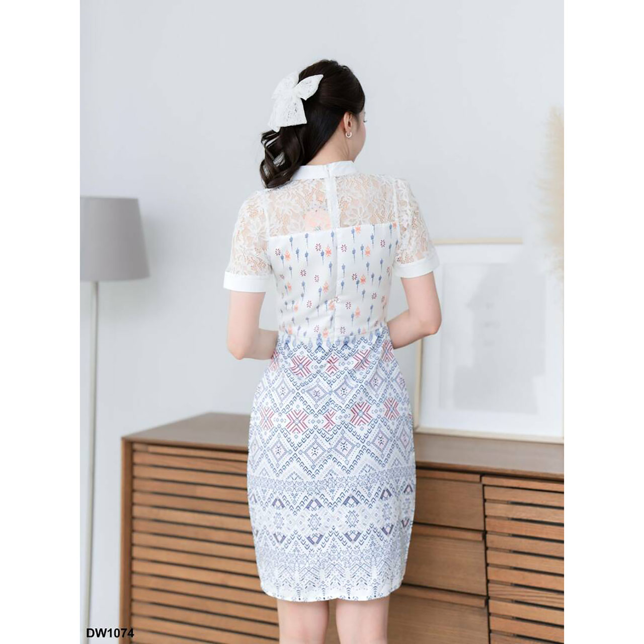 kudapy เดรสสั้นสีเขียว/สีกรม ลายไทยแขนลูกไม้ งานผ้าอัดลายไทย ทรงสวย เข้ารูป เป็นงานซิปซ่อนหลัง แต่งแขนผ้าระบายลูกไม้