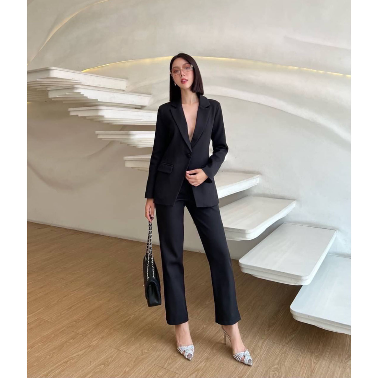 kudapy ชุดเสื้อสูทมีซับในอย่างดี แต่งกระดุมผ้าเดียวกับสีชุด มาคู่กับกางเกงขายาวใส่สบาย กระเป๋าใช้งานได้จริงทั้งเสื้อและกางเกง