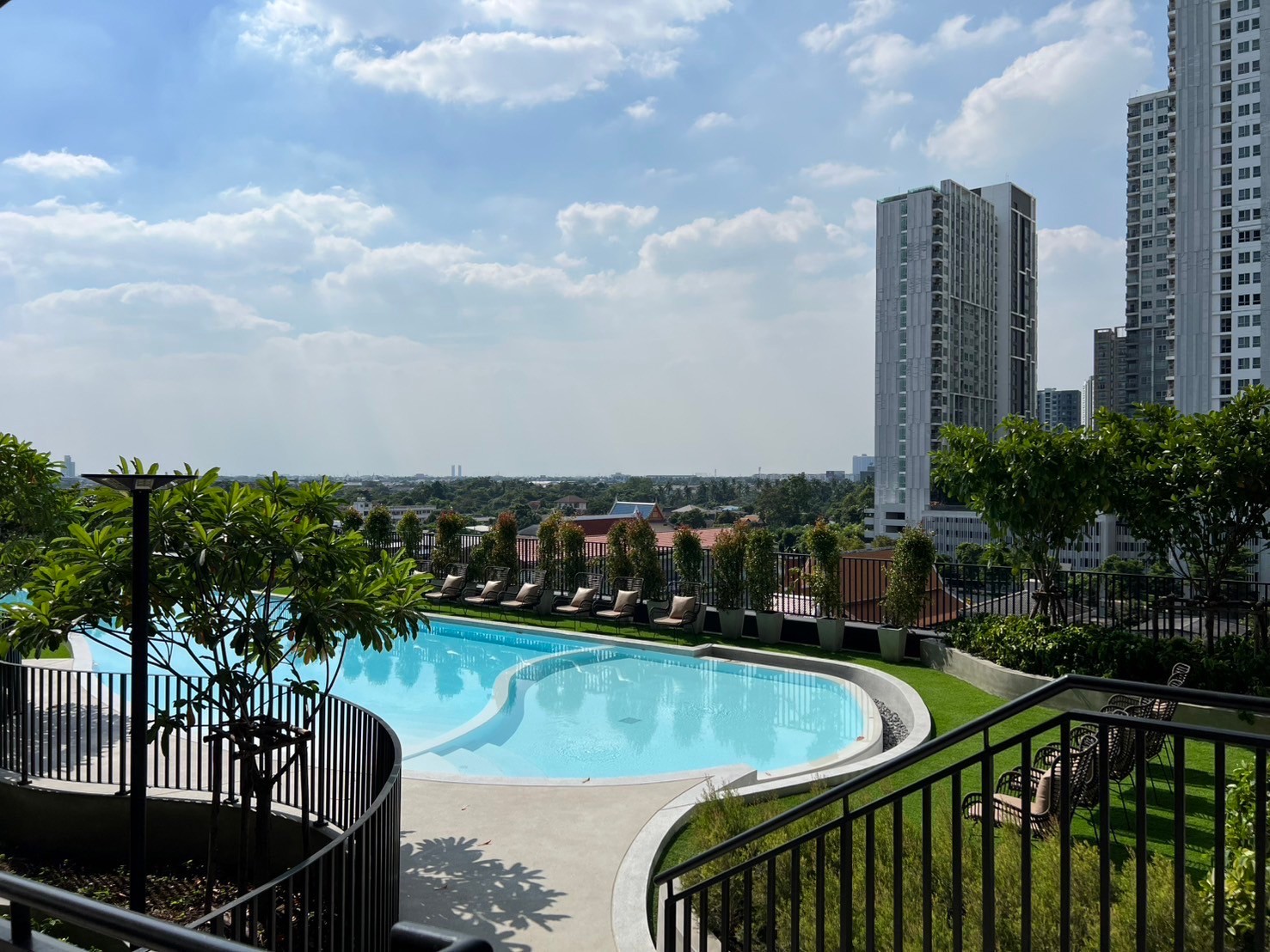 High Rise โซนพื้นที่ BTS วุฒากาศ ให้เช่าห้องแบบ 1ห้องนอน 1ห้องน้ำ คอนโด Rich Point @ BTS Wutthakat (ริชพอยท์ แอท บีทีเอส วุฒากาศ) ขนาดห้อง 26.5 ตรม. ชั้น 30