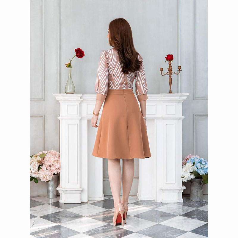 kudapy เดรสสั้นสีชมพู/สีกะปิ ผ้าแจ็คกาด ทรงระบายหางปลา มีดีเทลแต่งกระดุมช่วงอก ช่วงคอเป็นชีฟองจับจีบสวย ใช้ผ้าลูกไม้ช่วงไหล่และแขน