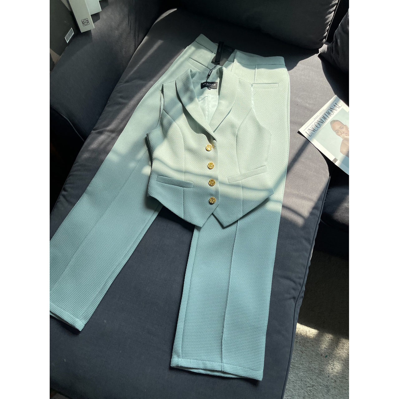 kudapy เซ็ทเสื้อแขนกุดเข้ารูปมาพร้อมกับกางเกงขายาว ตัวเสื้อแต่งกระดุมจริงสีทองปลายทรงแหลม กางเกงใช้ผ้าเดียวกับเสื้อ