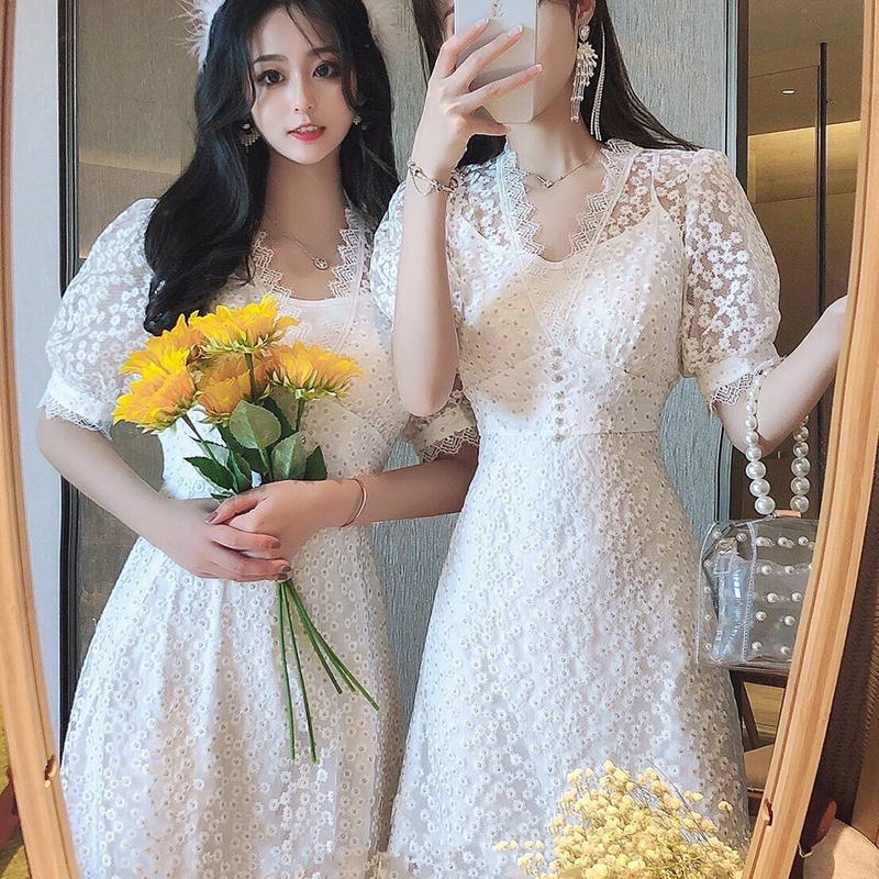 kudapy เดรสยาวสีขาว งานปัก+ซับในสายเดี่ยวแยกชิ้น ใช้ผ้าเนื้อดีปักลายดอกไม้ แต่งเกสรด้วยไหมดิ้นทอง ช่วงเอวแต่งประดับกระดุมเงิน