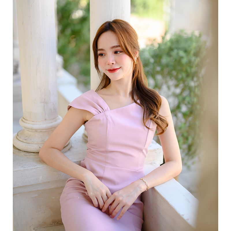 kudapy เดรสสั้นสีชมพู/สีครีม/สีเขียวมัทฉะ/สีแดง ดีไซน์ใหม่ของทางร้าน เก๋ๆ ชิคๆ ด้านนึงเป็นแขนกุดคอเฉียงลงมาที่อก แขนอีกข้างเป็นส่งกลีบบัวจับจีบนิดๆ