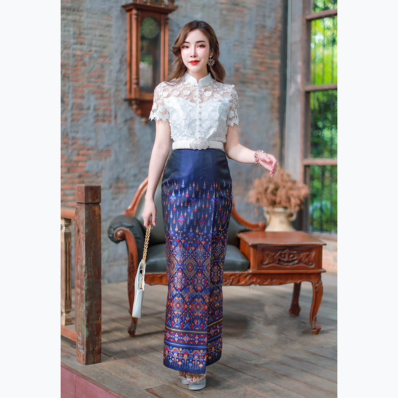 kudapy เซทลูกไม้ปัก 3D ดอกลอย ยกนูน คอจีน ซับใน 2 ชั้น อย่างดี แต่งมุขเรียงยาวถึงชายเสื้อ ซิปหลัง /ผ้าถุงสำเร็จรูป