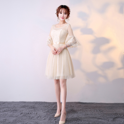 kudapy ชุดราตรีสั้นไปงานแต่งงาน สีเทา/สีครีมเบจ แขนยาวสามส่วน ผ้าลูกไม้ประดับลวดลาย ปลายแขนแต่งระบายสวยงาม เอวสม็อคหลังยืดได้ตามตัว