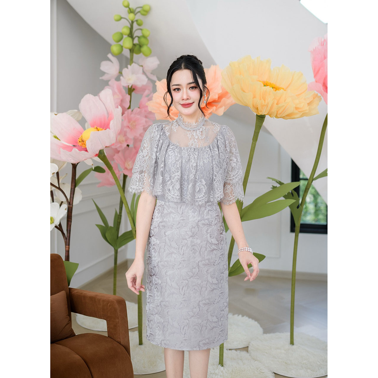 kudapy เดรสทรงคอปีนและผ้าลูกไม้ฝรั่งเศส ด้านบนเป็นผ้าลูกไม้ฝรั่งเศสคลุมไหล่คอปีนด้วยลูกไม้บางๆ