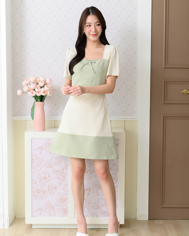 kudapy เดรสแขนสั้นดีไซน์คอเหลี่ยม เล่นสีทูโทนรอบอกและชายกระโปรง แต่งเชือกโบว์เล็กๆเพิ่มความน่ารัก