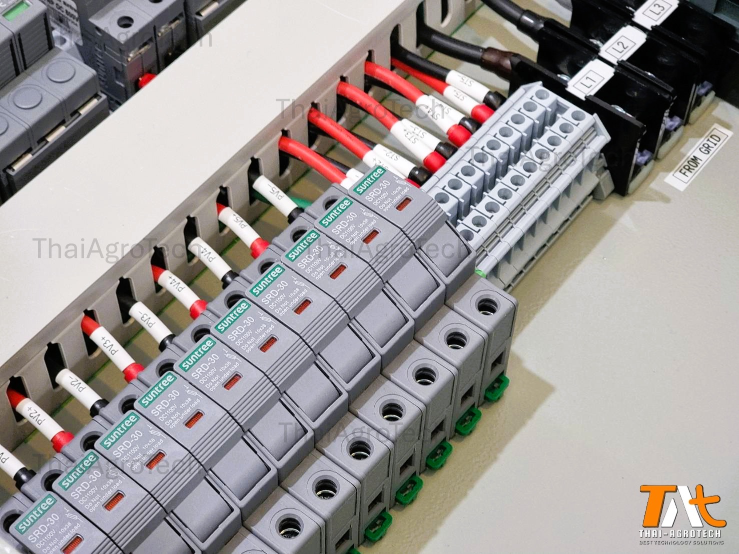 ตู้คอมบายเนอร์ใช้กับงานติดตั้งระบบโซล่าเซลล์ 1000V ดีซี 5 สตริง 20-50กิโลวัตต์ 3เฟส พร้อมเบรคเกอร์กันไฟดูด RCBO AC-DC Combiner Box RCBO 5String 3Ph